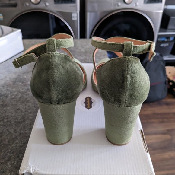 Green Velvet Wedding Heels - Bridal shoes, block heels, green velvet heels - Picture 3 of 8